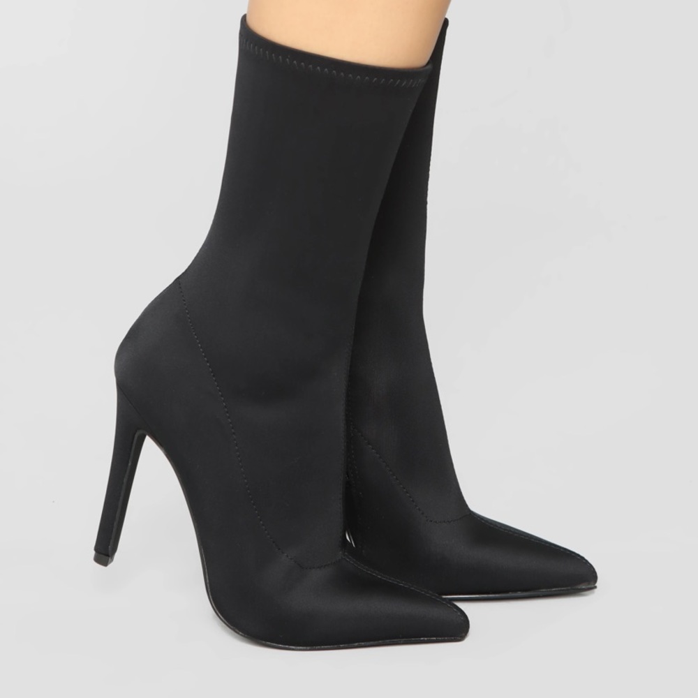 Fashion Nova: Catch Me Later Bootie- Black
